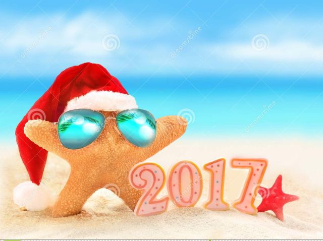 feliz-ao-nuevo-estrellas-de-mar-en-el-sombrero-de-santa-en-la-playa-del-verano-69906172